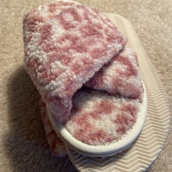 l*Space Kosy Kat Power Pink White Cheetah Print Crossover Slippers - Picture 5 of 7